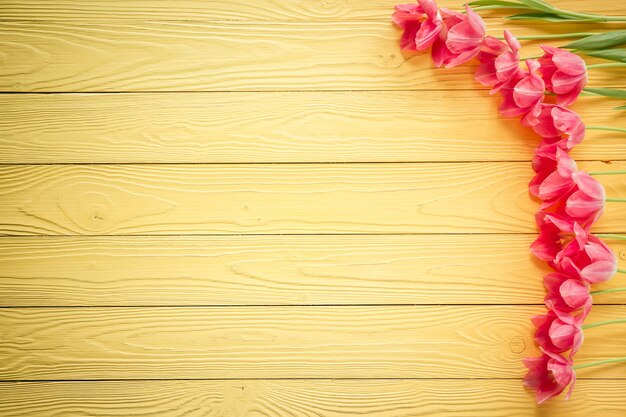 Zdjęcie widok z góry tulipanów na stół z drewna. dzień kobiet. 8 marca. koncepcja wakacji wiosennych holiday