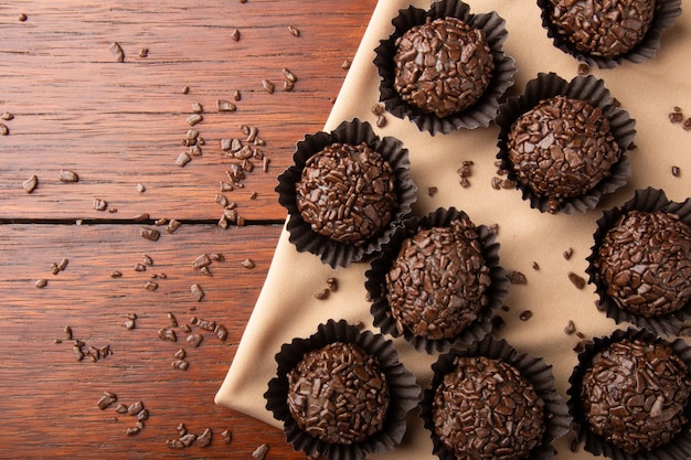 Widok Z Góry Typowe Brazylijskie Brigadeiros Na Podłoże Drewniane