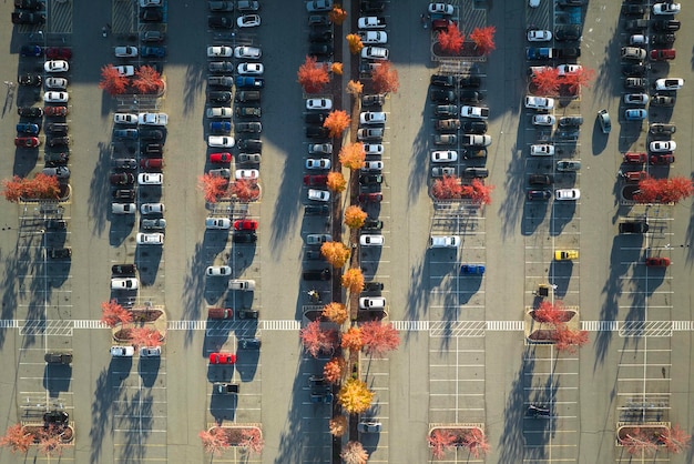 Widok z góry wielu samochodów zaparkowanych na parkingu przed centrum handlowym Koncepcja konsumpcjonizmu i gospodarki rynkowej