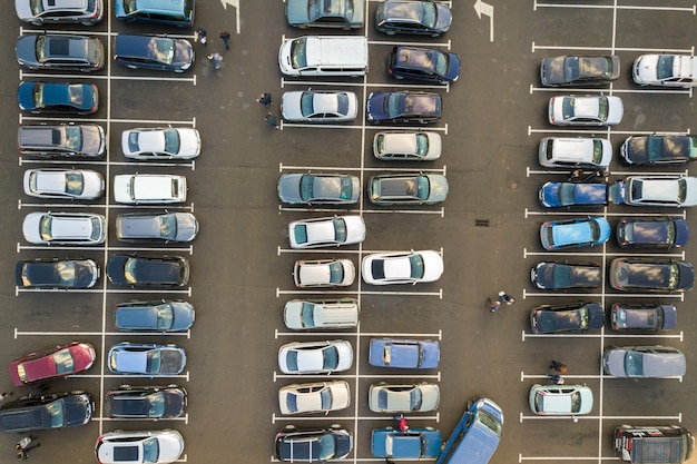 Widok Z Góry Wielu Samochodów Zaparkowanych Na Parkingu.