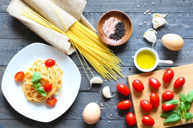 Widok Z Góry Włoskich Składników Na Pomidorowe I Bazyliowe Spaghetti.