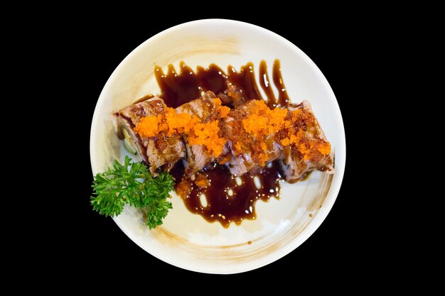Widok z góry wołowiny wagyu Oryginalne sushi Japonii na czarnym tle, selektywne fokus.