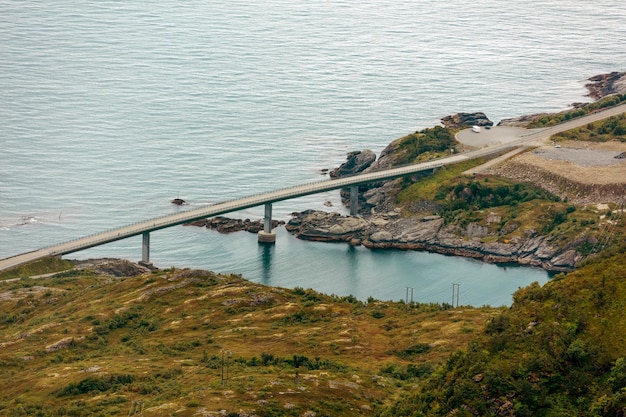 Widok z góry z góry na fiord z mostem Reine Norway