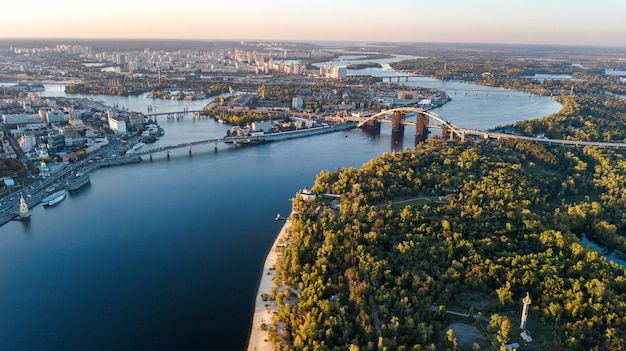 Widok Z Góry Z Lotu Ptaka Miasta Kijów I Parków, Dniepr, Wyspa Truchaniv I Mosty Z Góry, Panoramę Miasta Kijów, Ukraina