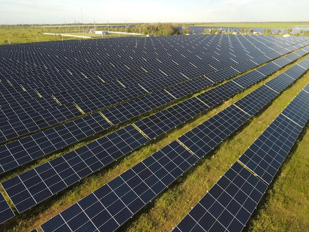 Widok z góry z lotu ptaka na panele słoneczne elektrowni fotowoltaiczne panele słoneczne o wschodzie i zachodzie słońca w