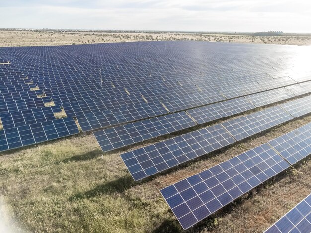 Widok z góry z lotu ptaka na panele słoneczne elektrowni fotowoltaiczne panele słoneczne o wschodzie i zachodzie słońca w