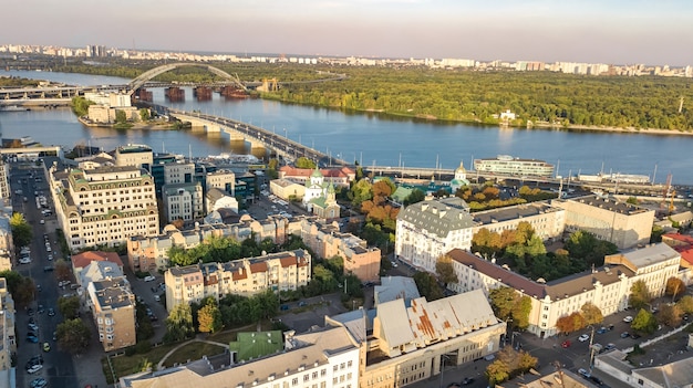 Widok z góry z lotu ptaka na panoramę miasta Kijowa Dniepru i panoramę historycznej dzielnicy Podol z góry