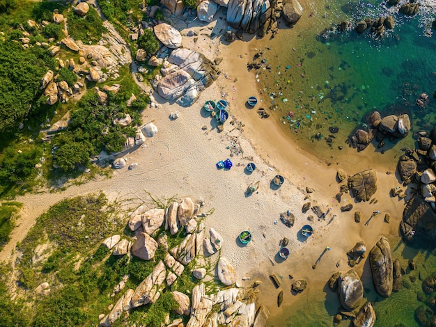 Widok z góry z lotu ptaka na piękne fale oceanu rozbijające się na skalistym wybrzeżu wyspy na plaży Ke Ga w Mui Ne Phan Thiet Binh Thuan Wietnam Selektywny fokus Koncepcja podróży