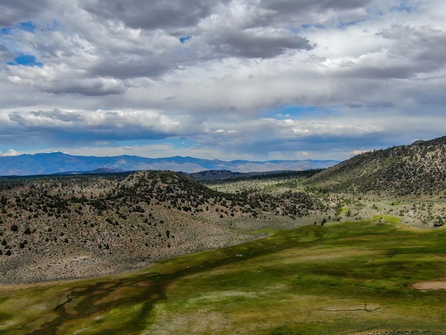 Widok z góry z lotu ptaka na zieloną ziemię i góry w Aspen Springs Mono County California USA