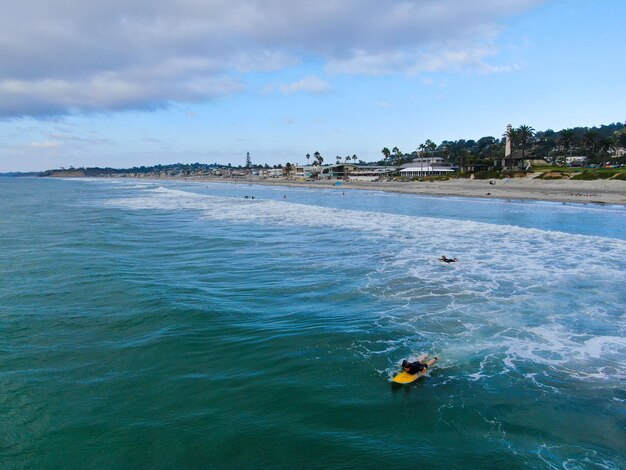 Widok Z Góry Z Lotu Ptaka Surferów Czekających Na Fale W Błękitnej Wodzie. Plaża Del Mar, Kalifornia, Usa.