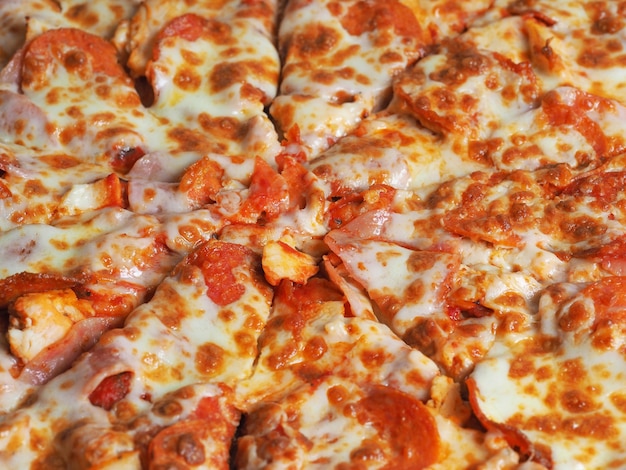 Widok z góry zbliżenie pizza z szynką, perroni i serem