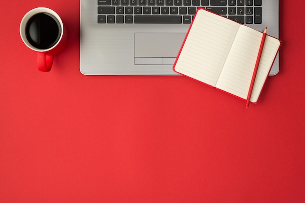 Widok z góry zdjęcia laptopa otwartego czerwonego ołówka przypominającego i filiżanki kawy na białym tle z pustą przestrzenią