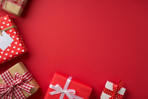Widok z góry zdjęcie walentynkowych dekoracji pudełek prezentowych na odizolowanym czerwonym tle z copyspace