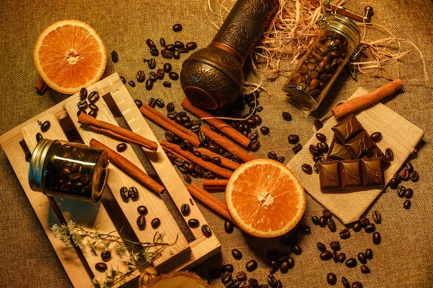 Zdjęcie widok z góry ziaren kawy z pomarańczową czekoladąmłynek do kawy i drewniane pudełko