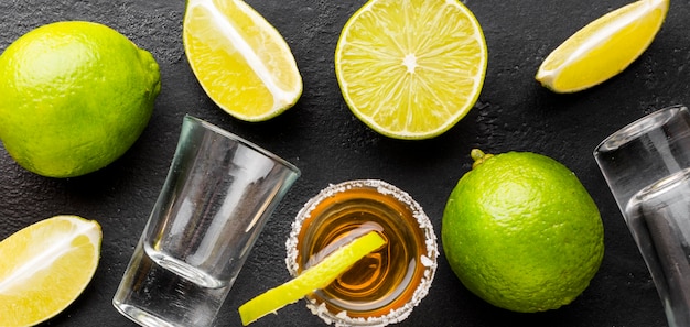 Zdjęcie widok z góry złota tequila i limonka