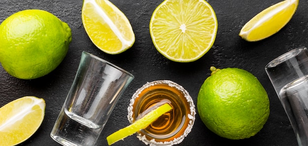 Widok Z Góry Złota Tequila I Limonka