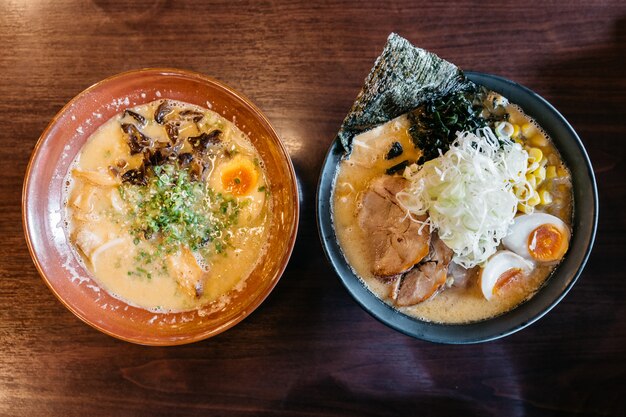 Widok z góry zupy wieprzowej Ramen (Tonkotsu Ramen) z wieprzowiną Chashu