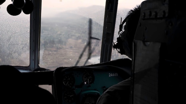 Widok z helikoptera klip pilot kontroluje helikopter nad dużym zielonym lasem w
