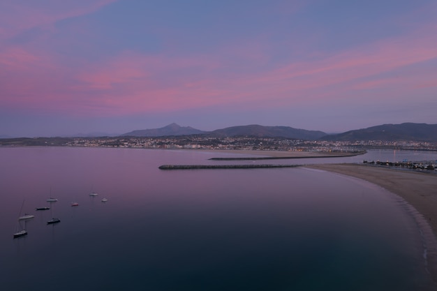 Widok z Hondarribia na plażę, ujście rzeki Bidasoa i Hendaia (Hendaye) na Kraj Basków.
