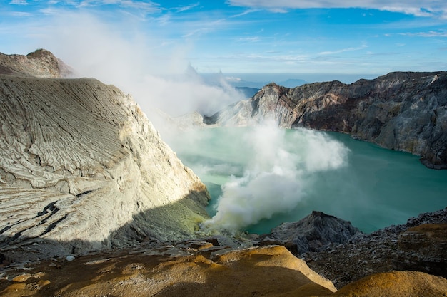 Widok z krateru Ijen Opary siarki w Kawah Ijen Vocalno w Indonezji