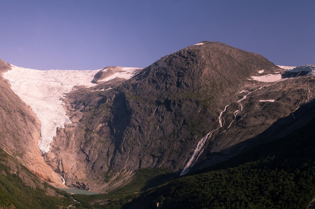 Widok z lodowca Briksdalsbreen, jednego z najbardziej dostępnych i najbardziej znanych ramion lodowca Jostedalsbreen. Briksdalsbreen znajduje się w gminie Stryn w hrabstwie Sogn og Fjordane.