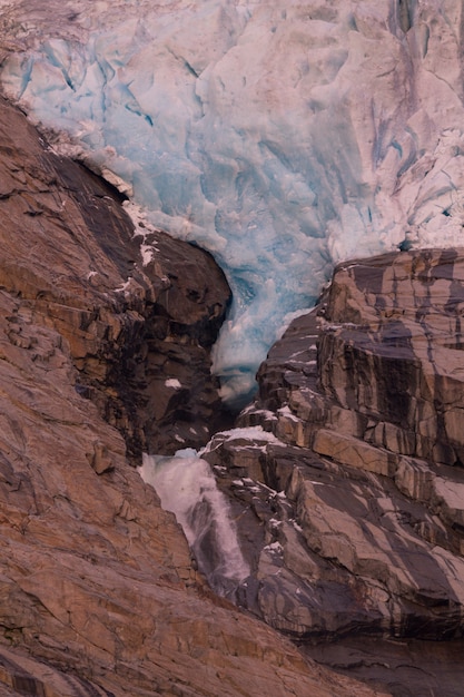 Widok z lodowca Briksdalsbreen, jednego z najbardziej dostępnych i najbardziej znanych ramion lodowca Jostedalsbreen. Briksdalsbreen znajduje się w gminie Stryn w hrabstwie Sogn og Fjordane.