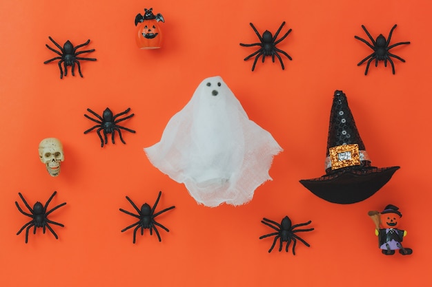 Widok Z Lotu Ptaka Akcesoria Halloweenowy Festiwalu Tła Pojęcie Kilka Różnic Rzeczy Na Klasycznej Pomarańczowej Tapecie Przy Biurowym Pracującym Terenem. Wysyła Przedmiot Season.work Przestrzeń Dla Sformułowania & Abecadło