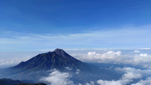 Widok z lotu ptaka aktywnej góry Merapi z jasnego nieba w indonezji.
