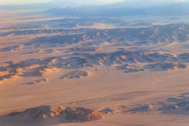 Widok z lotu ptaka arabskiej pustyni i gór Morza Czerwonego Hills w pobliżu Hurghady, Egipt. Widok z samolotu