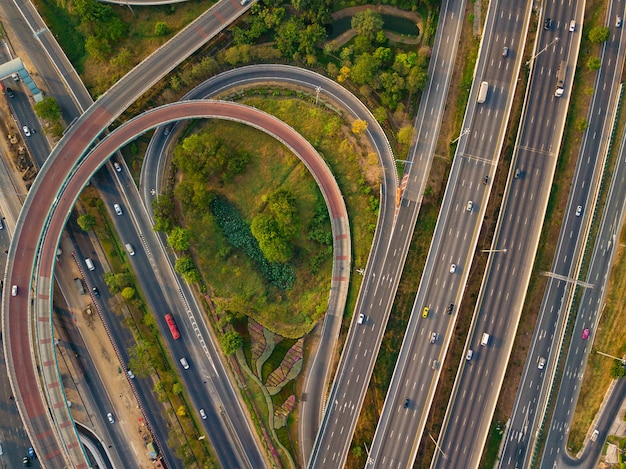 Widok z lotu ptaka autostrady i wiaduktu w mieście