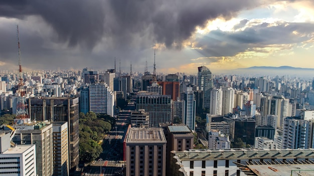 Widok z lotu ptaka Av Paulista w Sao Paulo SP Główna aleja stolicy Niedzielny dzień bez samochodów z ludźmi chodzącymi po ulicy