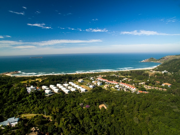 Widok z lotu ptaka Beach Mole (praia Mole) w Florianopolis, Santa Catarina, Brazylia.