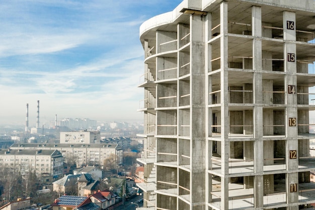 Widok z lotu ptaka betonowa rama wysoki budynek mieszkaniowy w budowie w mieście