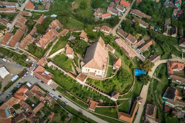 Widok z lotu ptaka Biertan ufortyfikowany kościół saski wpisany na listę światowego dziedzictwa UNESCO w wiosce Biertan Transylwania Rumunia Europa Rumunia cel podróży