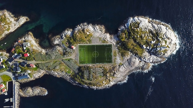 Widok z lotu ptaka boisko do piłki nożnej lub boisko do piłki nożnej w Henningsvaer, Lofoten wyspy, Norwegia.