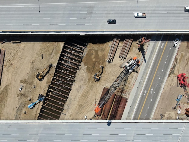 Zdjęcie widok z lotu ptaka budowy mostu autostrady nad małą rzeką san diego w kalifornii usa