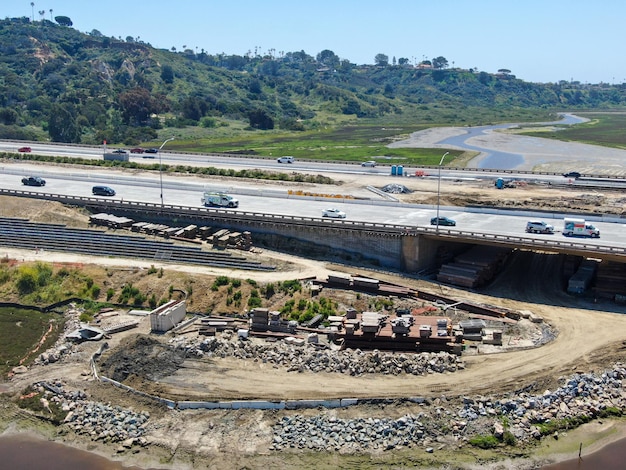 Zdjęcie widok z lotu ptaka budowy mostu autostrady nad małą rzeką san diego w kalifornii usa