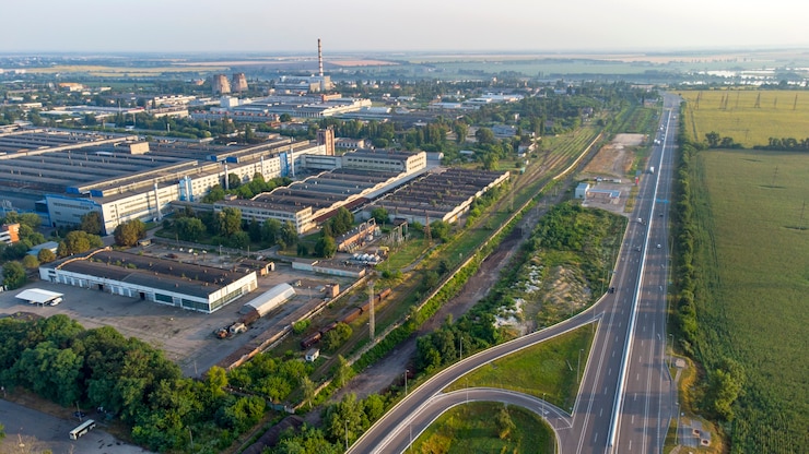 Widok z lotu ptaka budynków w strefie przemysłowej miasta i autostrady