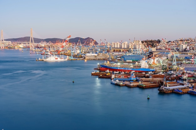 Widok z lotu ptaka Busan Harbour Bridge i Port Busan w Korei Południowej.