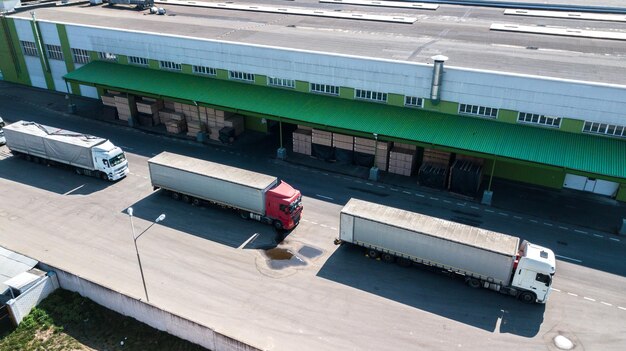 Widok Z Lotu Ptaka Centrum Logistycznego Ciężarówki Na Załadunku