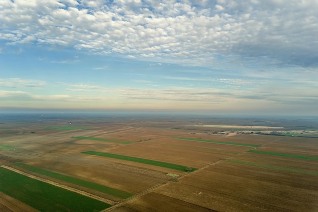 Widok z lotu ptaka Chmury nad zielonymi polami rolnymi.