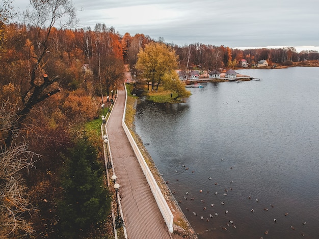 Widok z lotu ptaka chodząca ścieżka wzdłuż jeziora, kolorowy jesień las. Sankt Petersburg, Rosja.