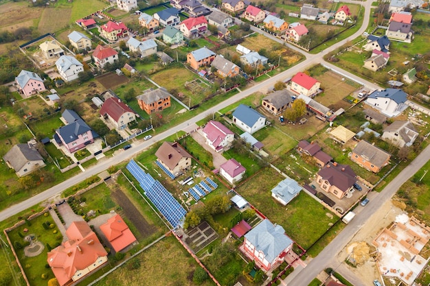 Widok z lotu ptaka dachów domu w dzielnicy mieszkalnej na obszarach wiejskich.