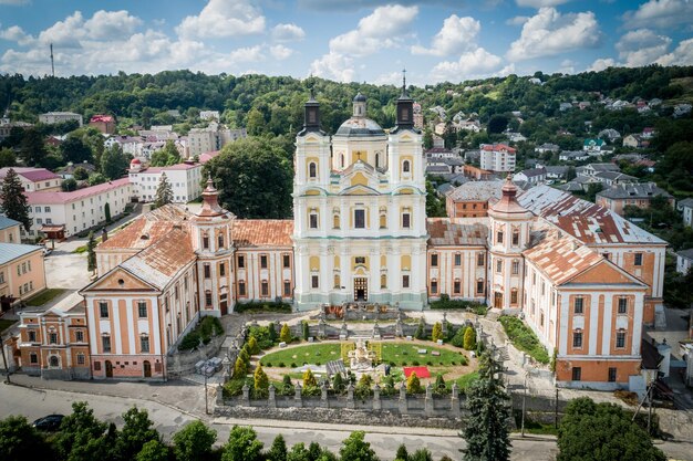 Widok z lotu ptaka dawnego kolegium jezuickiego i klasztoru w mieście Krzemieniec Region Tarnopolski Ukraina