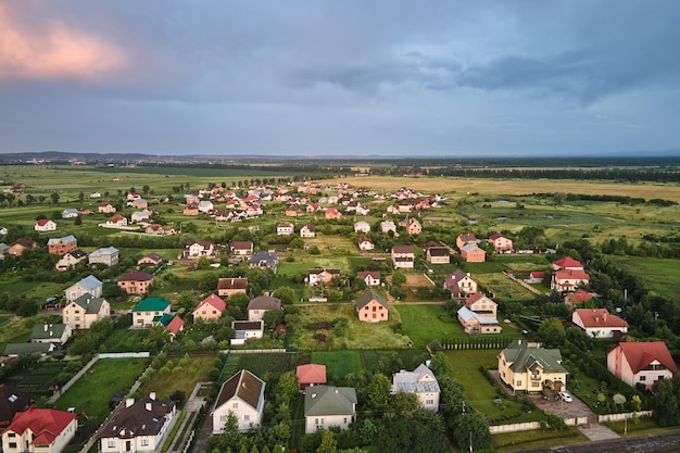 Widok z lotu ptaka domów mieszkalnych na podmiejskich obszarach wiejskich o zachodzie słońca