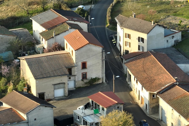 Widok z lotu ptaka domów mieszkalnych na zielonym podmiejskim obszarze wiejskim