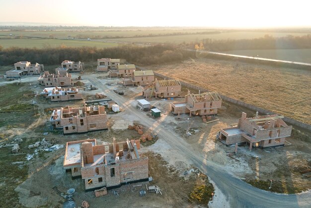 Widok z lotu ptaka domów mieszkalnych w budowie w wiejskiej strefie podmiejskiej Rozwój nieruchomości