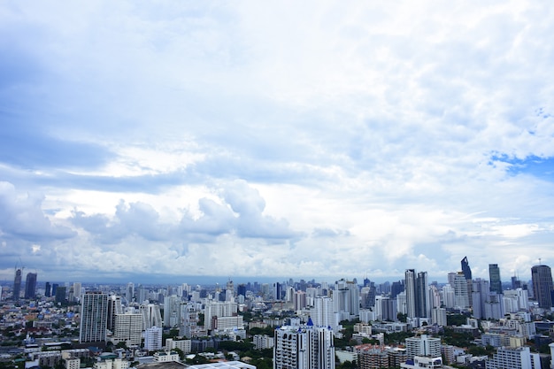 Zdjęcie widok z lotu ptaka dramatyczny / niebieskie niebo w bangkok