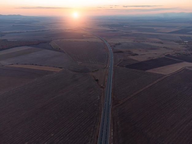 Widok z lotu ptaka drogi autostradowej o zachodzie słońca jesienią Widok z góry z drona drogi