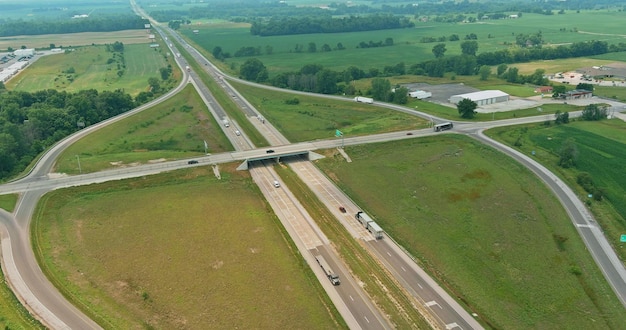 Widok z lotu ptaka drogi autostradowej węzła transportowego z wysokości drona